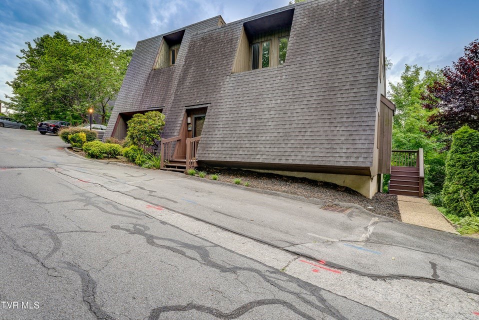 310 Hickory Bluff